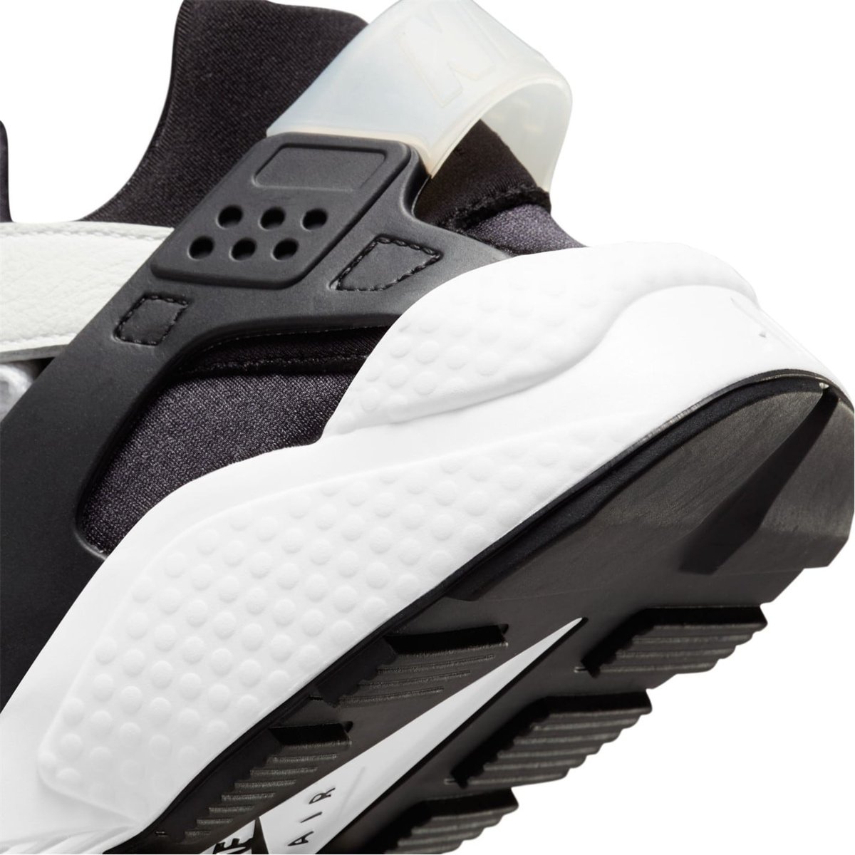 Nike huarache shoes black and clearance white