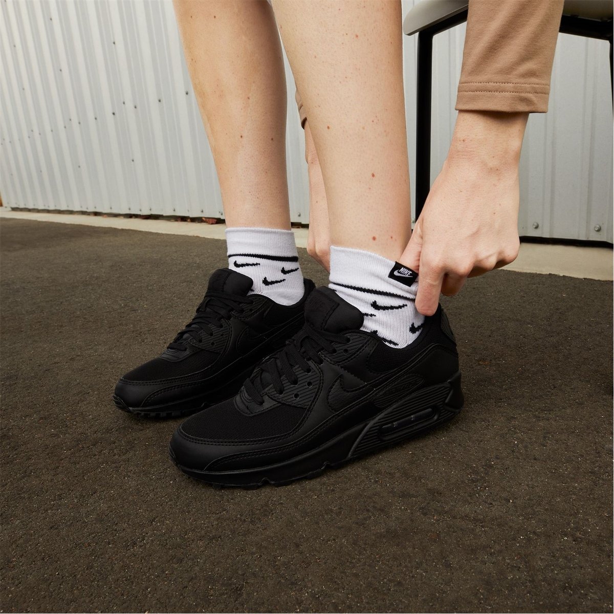 Nike air cheap black womens trainers