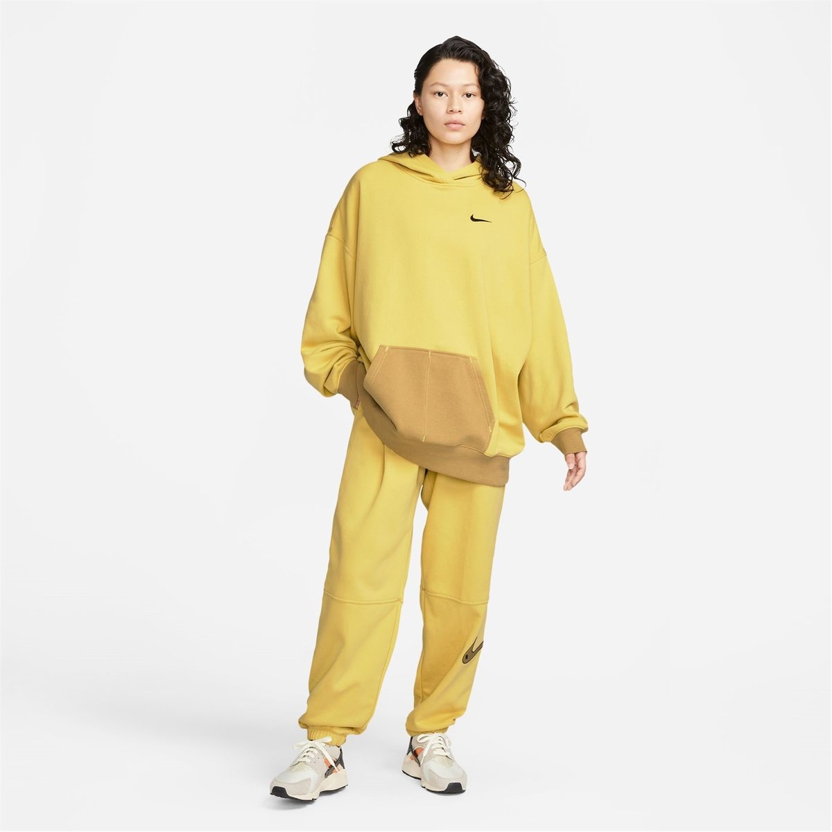 Nike discount yellow joggers