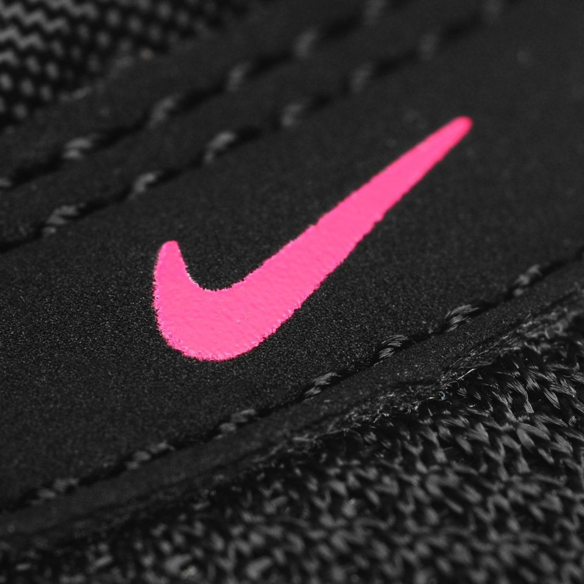 Girls black and on sale pink nike trainers