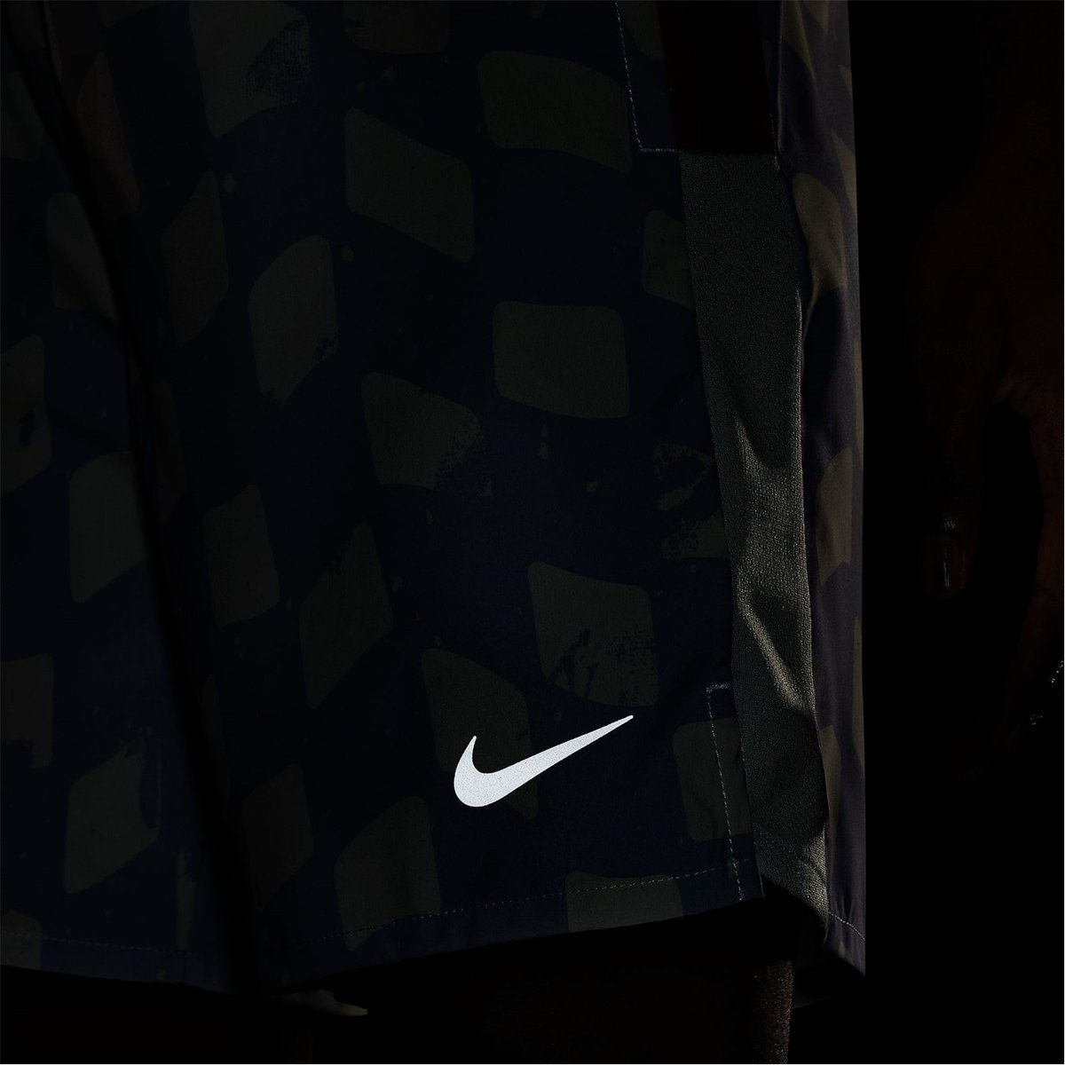 Nike distance men's hotsell 7 camo running shorts