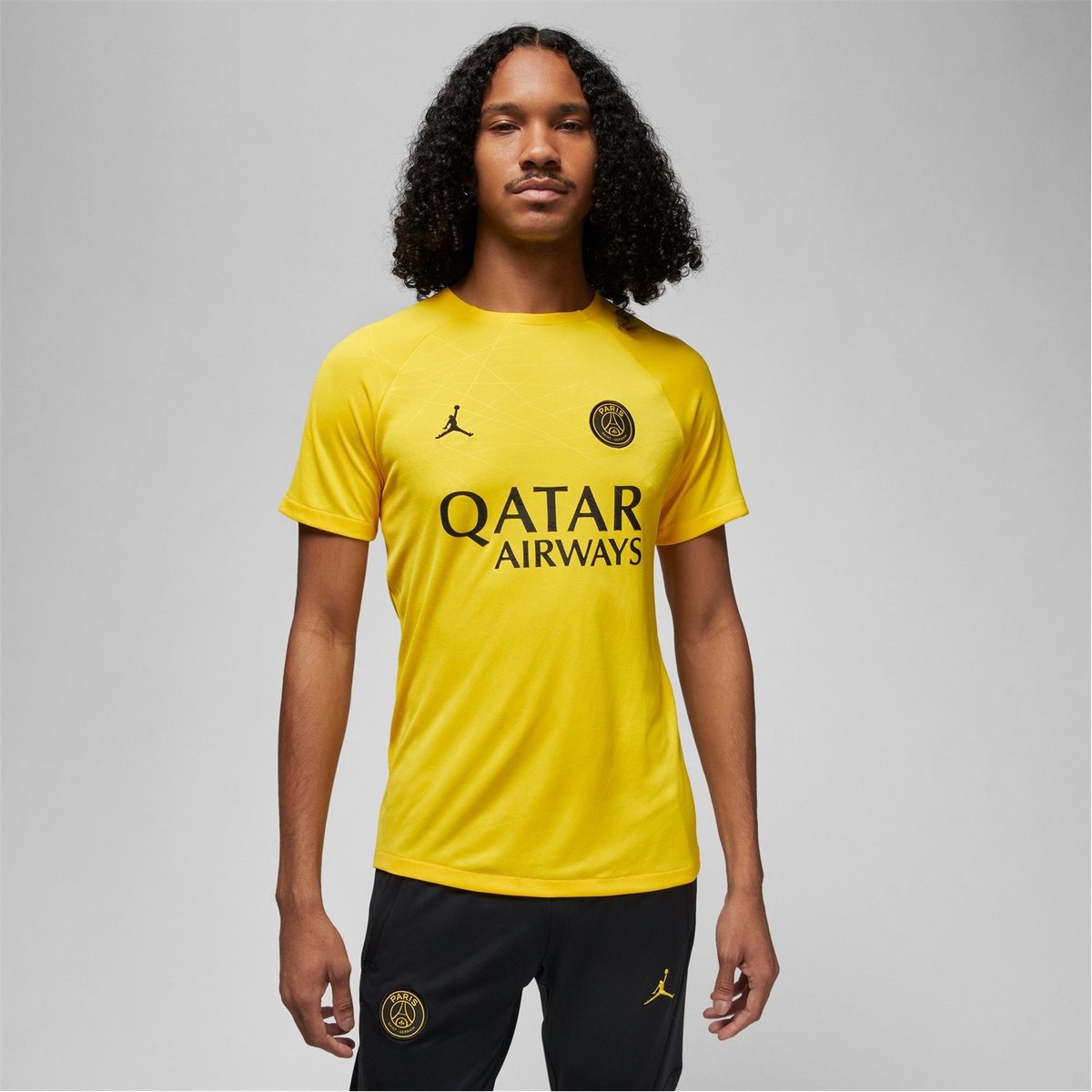 Black yellow 2024 jordan shirt