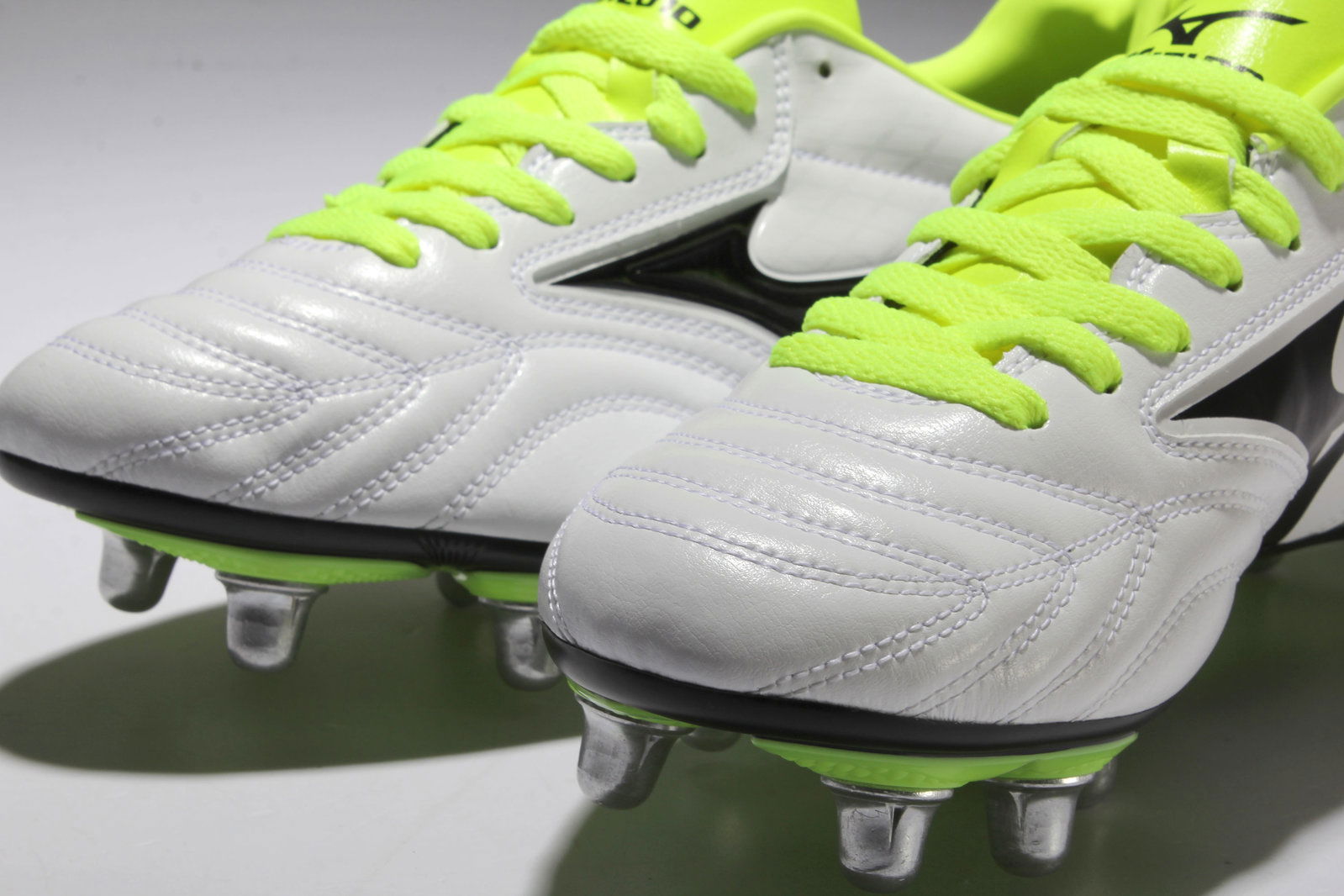 White mizuno on sale rugby boots