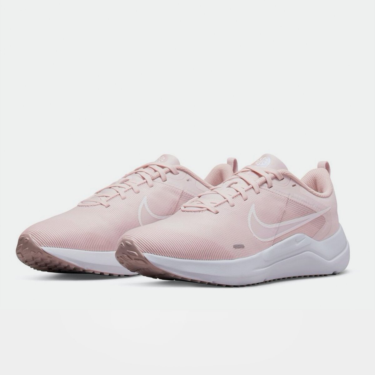 Sneakers on sale rose nike